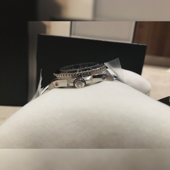 NWT Authentic Womens Gucci Silver Dive Watch - Picture 2 of 7